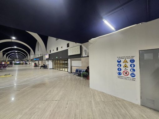 DEMOLICIÓN Y REFORMA DE BAÑOS AEROPUERTO DE SEVILLA AENA_1